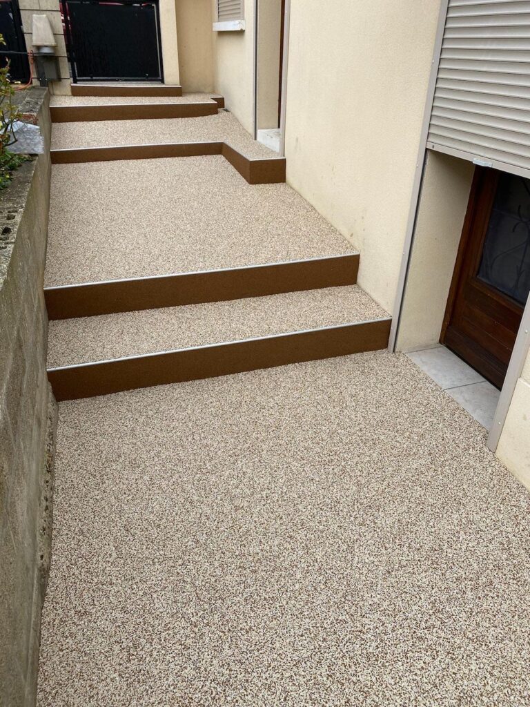 escaliers-exterieurs-moquette-de-pierre-sol-souple-poseur-resine-3