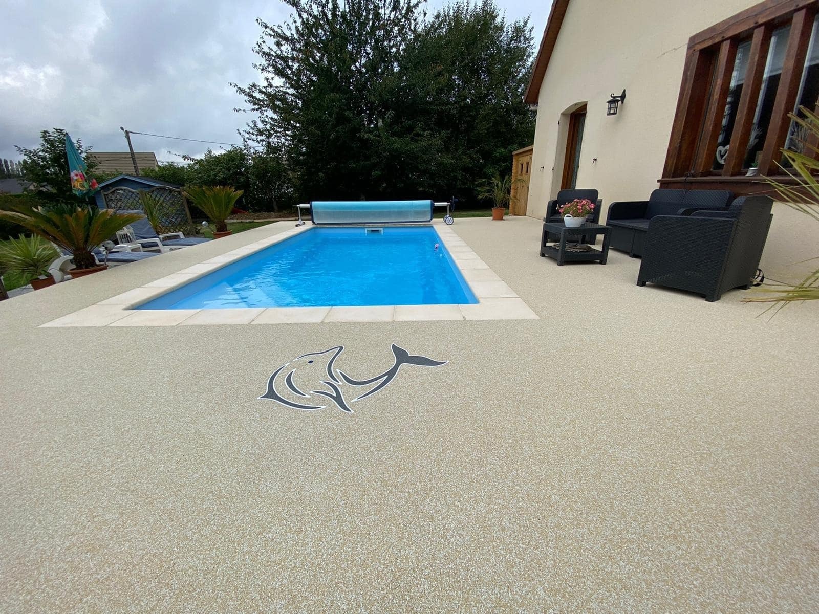 plage-de-piscine-moquette-de-pierre-sol-souple-poseur-resine-10