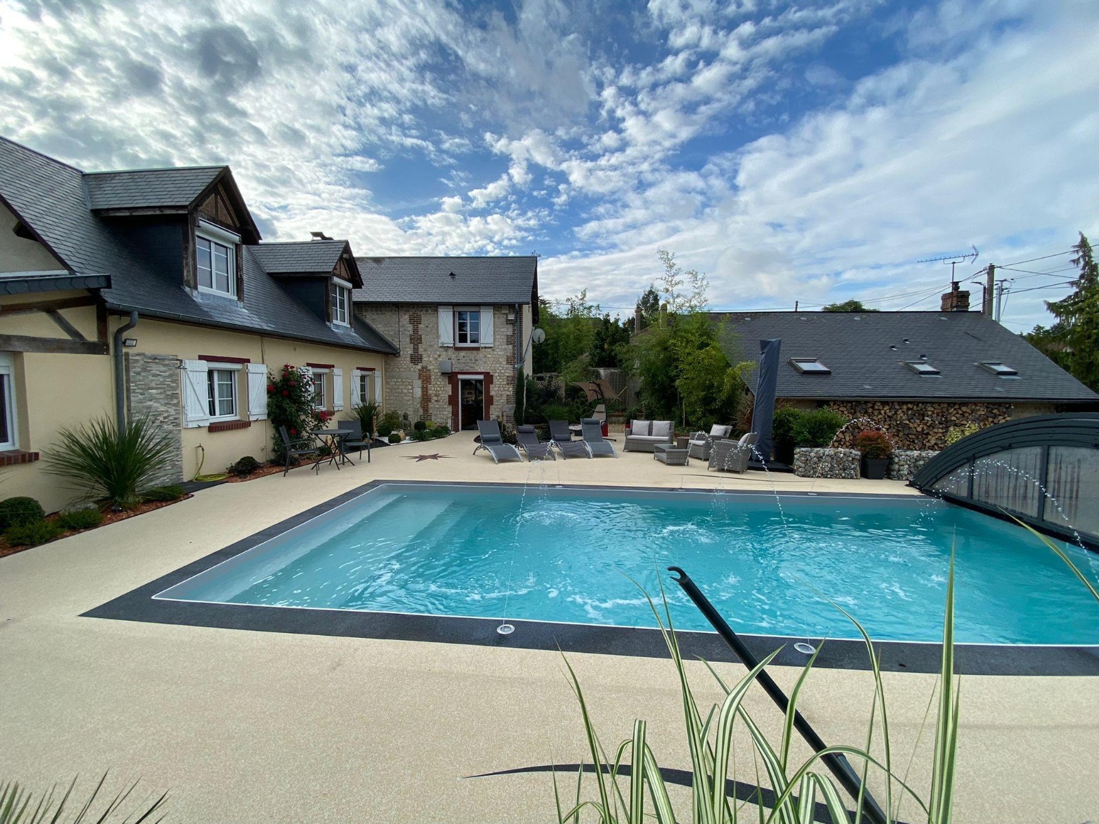 plage-de-piscine-moquette-de-pierre-sol-souple-poseur-resine-2