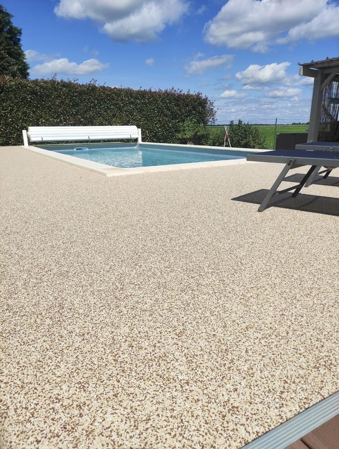 plage-de-piscine-moquette-de-pierre-sol-souple-poseur-resine-3
