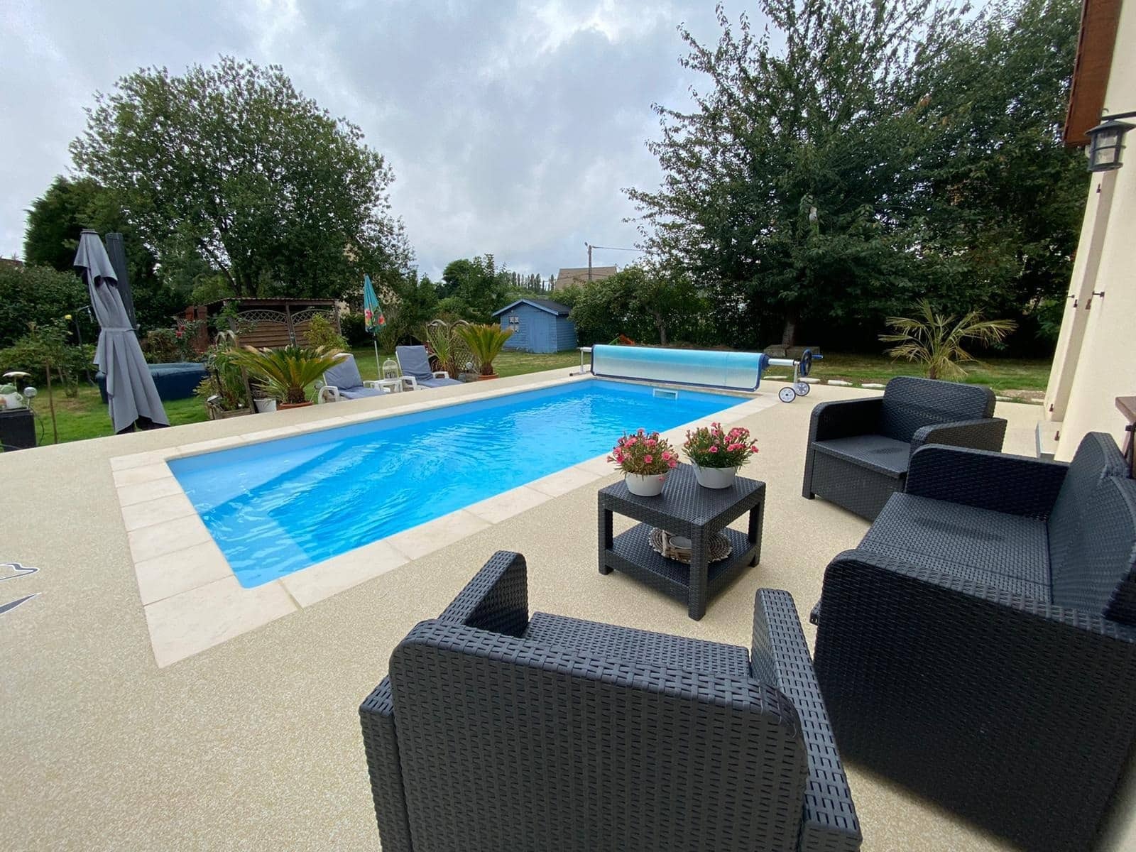 plage-de-piscine-moquette-de-pierre-sol-souple-poseur-resine-6