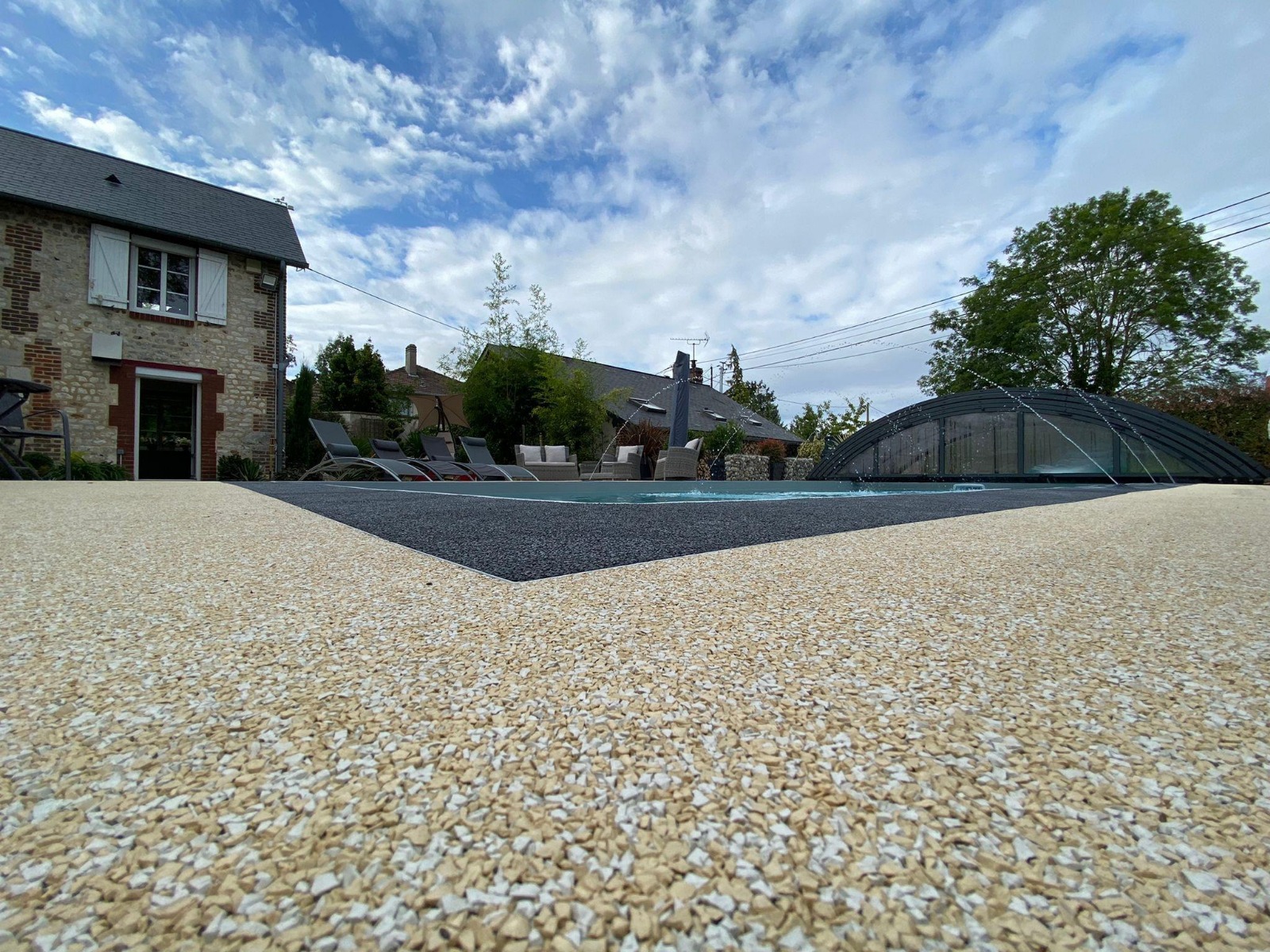 plage-de-piscine-moquette-de-pierre-sol-souple-poseur-resine